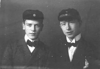 Betty var född på gården men Albert kom från Löjenäs. Bettys mor Johanna var också född i Vallshult. Min mormor Matilda var syster till Johanna och således också född i Vallshult.
