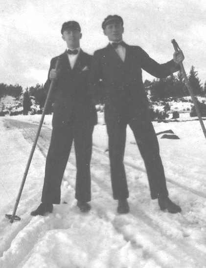 Golvet brast och hon föll rakt ner på hästen. Hästen blev vettskrämd och sparkade henne så illa att hon avled. Jag minns Betty som kommer springande till vår gård och skriker. Jag var då tre år.