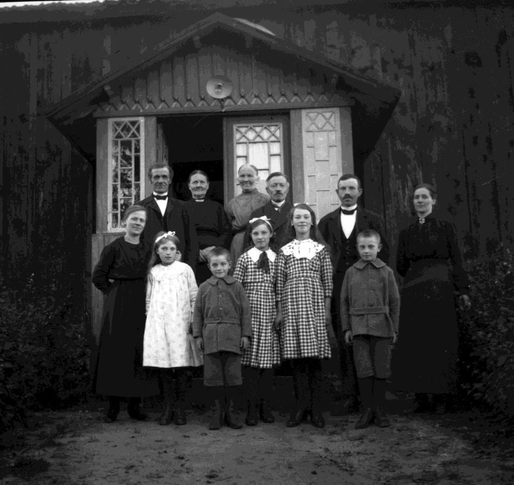 Bild (118) på familjerna Samuelsson och Salomonsson.