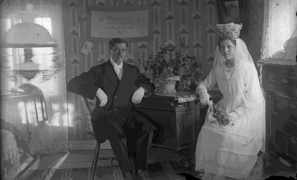 Albert och Signe gifte sig i början på 1920-talet. Bröllopsfotot (122) är taget i hemmet. Signe bär Femsjö sockens guldkrona. Klänningen är vit.