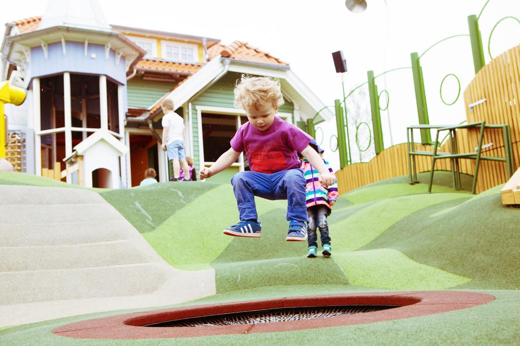 Studsmattan i Kaninlandet I Bushållplatsen i Kaninlandet finns en liten studsmatta. Bra plats att känna växlingen mellan lätt och tung. När under hoppet känner man sig lättast?