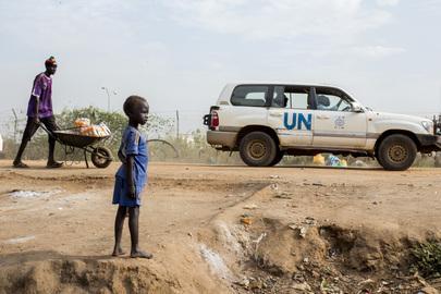 Bild 7 Säkerhetsrådets verktyg Gambia 2017 Kenya 2007-2008 Liberia 2003 Elfenbenskusten 2011 f.d. Jugoslavien 1993-2017 UN Photo/JC McIlwaine Här följer ett kort exempel vardera från de verktyg som lyfts i föregående slide.