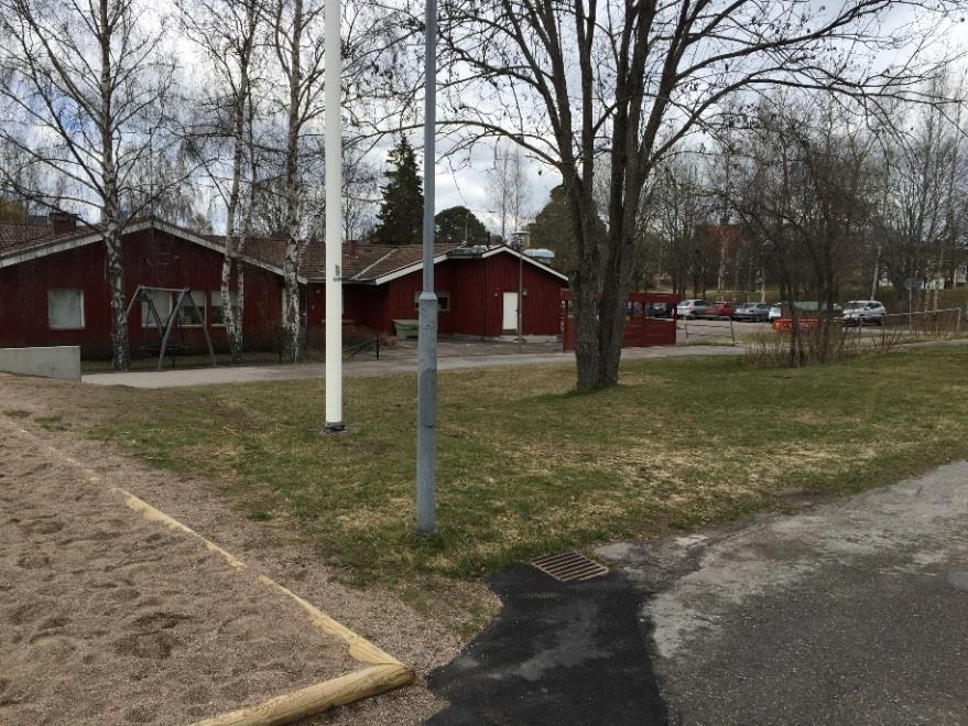 Figur 3, Ytan i nordväst mellan Källö förskola och gymnastikbyggnaden. Foto Sweco.