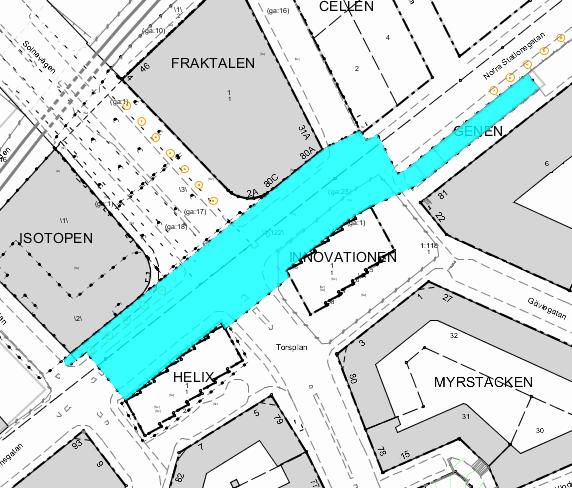 Sida 4 (7) Vasastaden 1:122, Hagastaden Torsplansgaraget delar infart med garagedelen i fastigheten Fraktalen 1 genom en, i Torsplansgaraget, upplåten gemensamhetsanläggning.