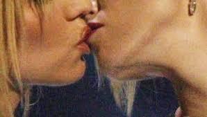 Onödiga definitioner I Typ: "Kyss, ett slags sugande muskelrörelse med läpparna, använd som uttryck för en