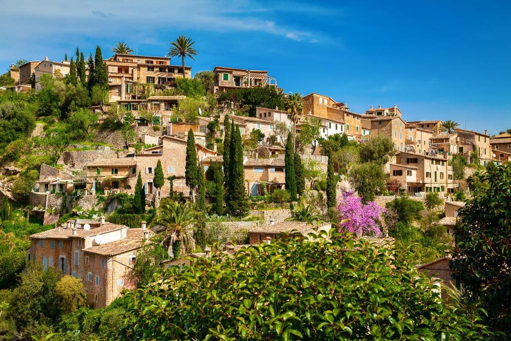 Deià Känt som en vacker konstnärsstad och ett ställe du verkligen borde besöka när du är på Mallorca. Glöm inte kameran, för här finns mycket fint att föreviga.