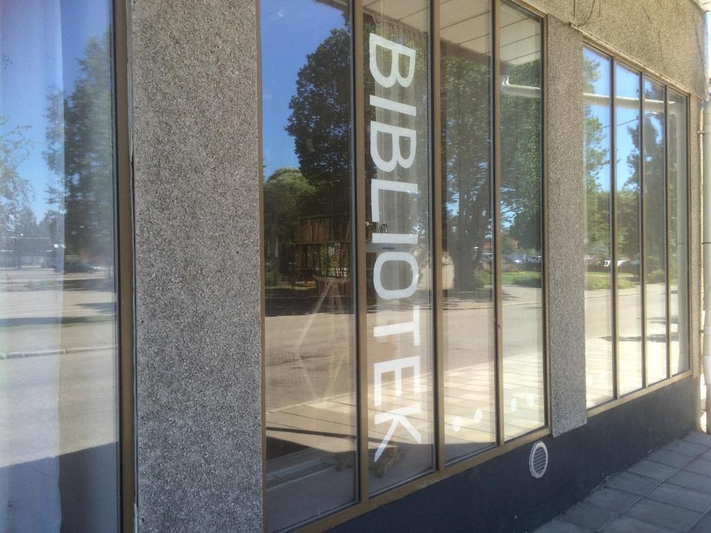 Bollnäs bibliotek. Foto: Elisabet Rundqvist. Personal Antalet anställda på de offentligt finansierade biblioteken är i stort sett oförändrat jämfört med tidigare mätning.