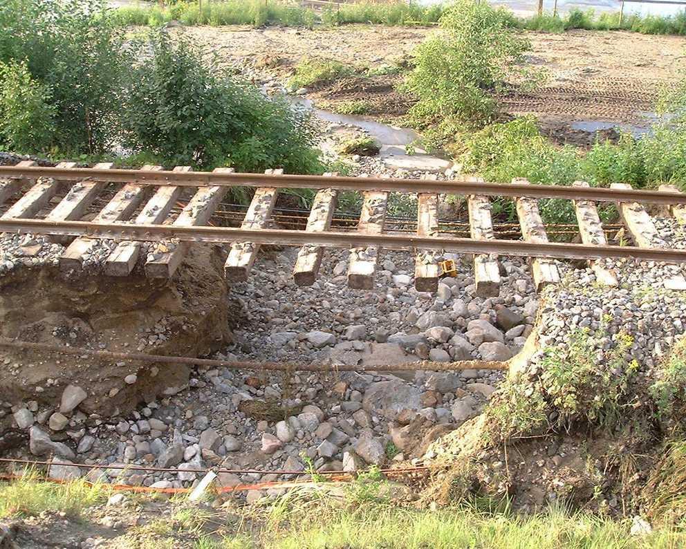Figur 5-3. Underminering av järnväg vid Väja, Kramfors. Foto: SGI 5.5.2 Vatten- och avloppsförsörjning Anläggningar för vatten- och avloppsförsörjning är en samhällsviktig verksamhet och naturolyckor kan orsaka allvarliga störningar för enskilda och samhället.