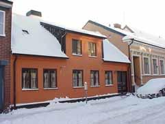 adress: Tullgatan 8. 1764 enl. uppgift, men med på 1753 års karta. Ombyggt 1892 (frontespis), tillbyggt 1977. arkitekt / byggm: antal våningar: 1½, 2 åt gård. Svart puts. Gulröd puts.