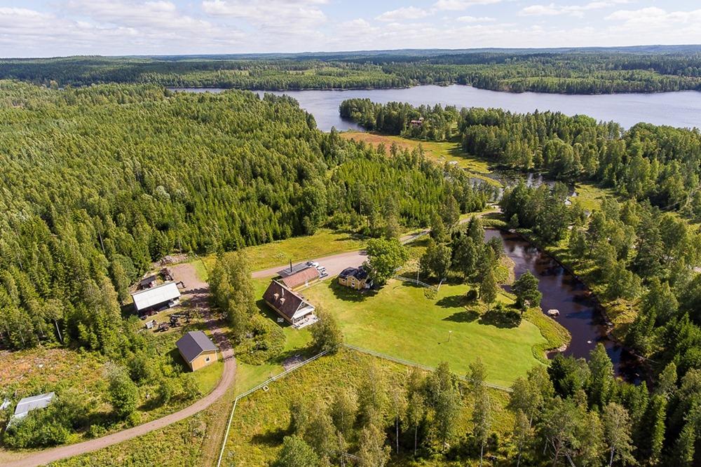 Möjlighet finns att lägga bud på byggnaderna med angränsande öppen mark samt på bara skogen. Arealer Arealuppgifter enligt taxerad areal.