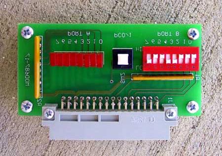 Fotot visar hur det kan se ut i verkligheten. De åtta strömbrytarna sitter samlade längst nere till höger i en enda komponent, en s k DIP-switch.