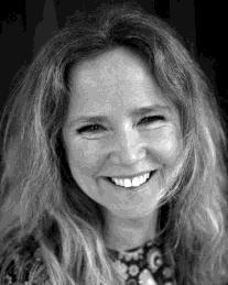 Anna-Klara Mehlich Att skriva böcker är att få vara med om spännande, oväntade äventyr. När historierna får liv och karaktärerna gör oväntade saker, ja gäller det att hänga med.