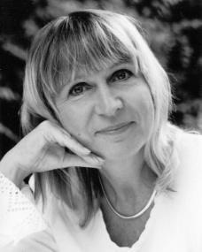 Ritta Jacobsson Som tvåfaldig mottagare av deckarpriset Spårhunden är deckare den genre jag kan bäst. Vi pratar om de viktigaste ingredienserna i en spännande berättelse och hur en deckarmall ser ut.