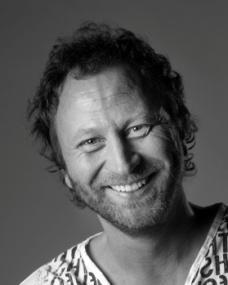 Sören Olsson De böcker som jag skriver är fyllda av igenkännande och humor. Pinsamheter och känslor. Det finns något tidlöst med känslor.