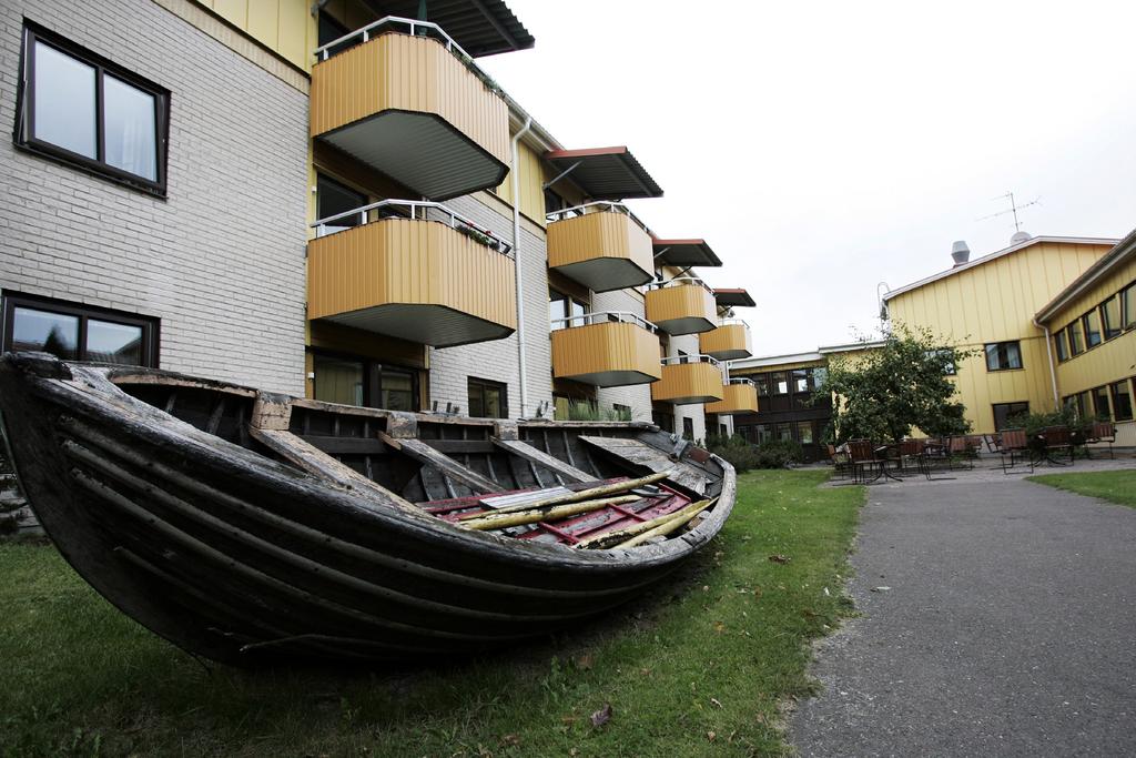 SÄRSKILT BOENDE PÅ BJÖRKHAGSGÅRDEN OCH GUNNARSKÄRSGÅRDEN I särskilt boende är avgiften uppdelad på hyra, mat och omvårdnad. I avgiften ingår trygghetslarm.