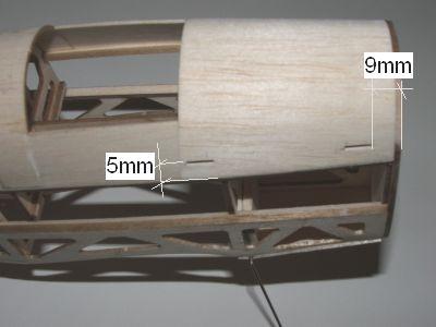6. Fäste övervinge 1) Markera plywood stagens possition med en mjuk blyerts penna. Mät 5mm ifrån skarven mellan kroppslist [L3] och plankning [K12], samt 9mm ifrån framkant kropp.