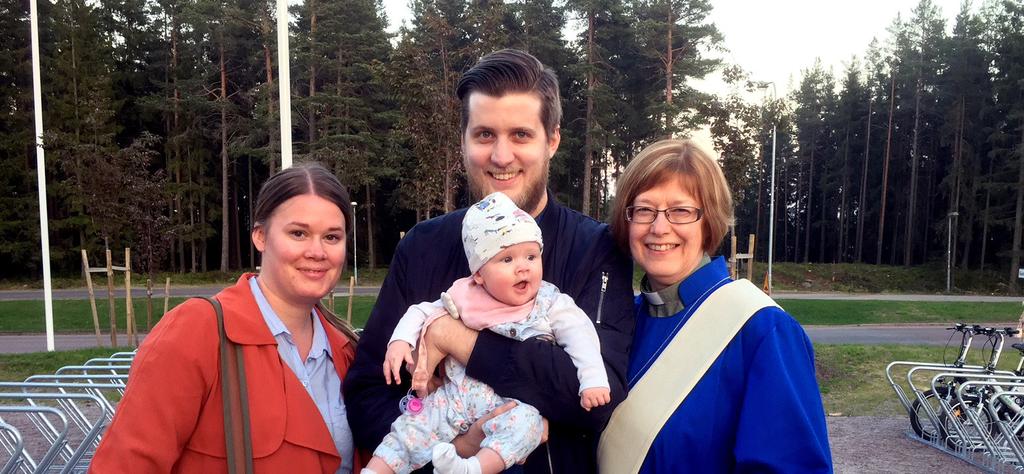 AKTUELLT Foto: Klas Eriksson Karin med sin dotter Anna och hennes familj efter ordinationen i Gävle Karin Andersson mitt i församlingen Jag tror att Karin Andersson redan är välkänd i vår kyrka.