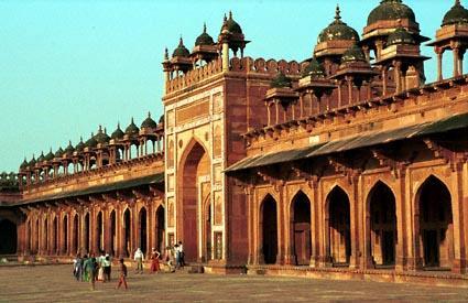 Dag 3: Agra Fatehpur Sikri Jaipur ca 240km 5tim. Efter frukost går resan mot Jaipur på vägen besöker vi Fatehpur Sikri spökstaden byggd av röd sandsten av mogulen Akbar 1571 och var huvudstad i 14 år.