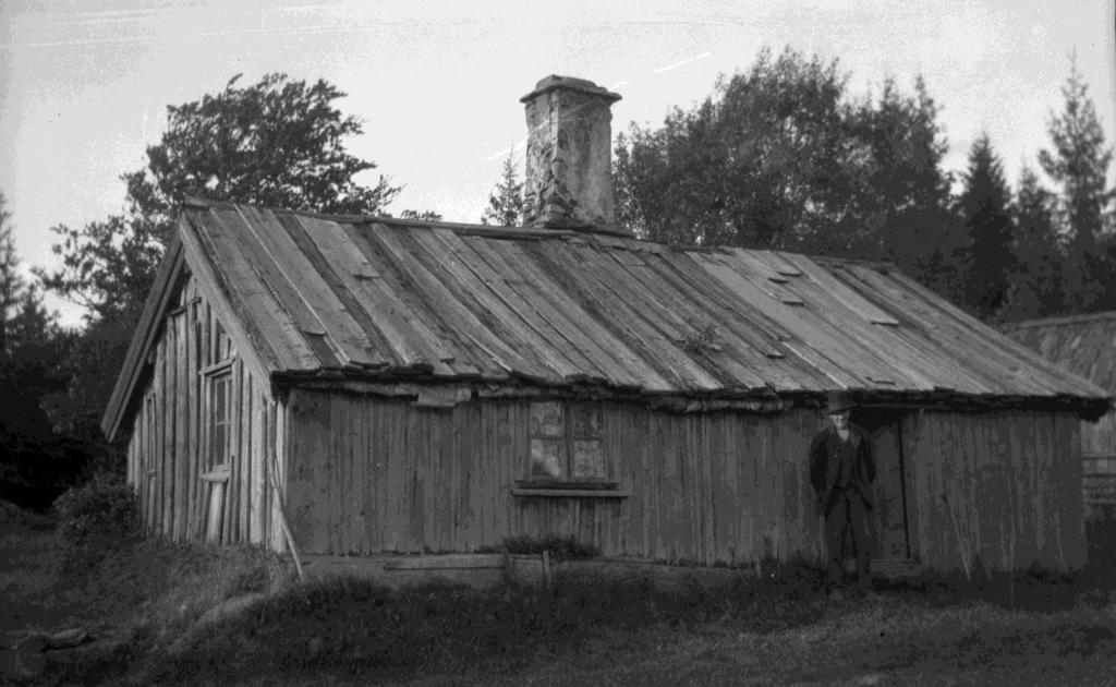 Torpet Smittabo låg vid gamla landsvägen Femsjö Hallaböke och tillhörde Hallanäs. Torpet kan möjligen vara uppkallat efter soldaten Anders Smitt, född 1783.