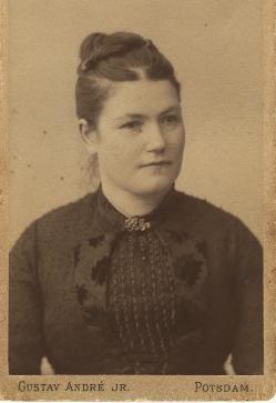 Fotot på Johanna är tagit i Potsdam på Gustav André JRs ateljé, Spandauer Strasse 34. Flera samstämmiga uppgifter säger att Johanna skulle ha kommit till det danska sommarresidenset i Potsdam.