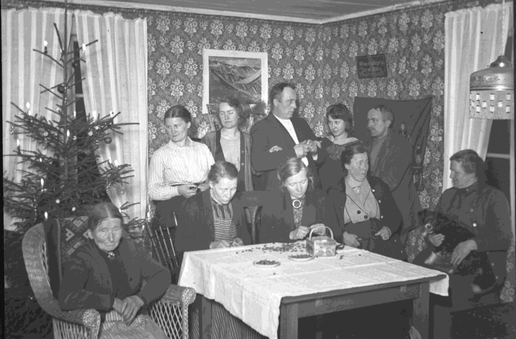 Sammankomst vid jultid. Längst till höger sitter Fredrika som innehade småskollärartjänsten i Femsjö 1898 1931.