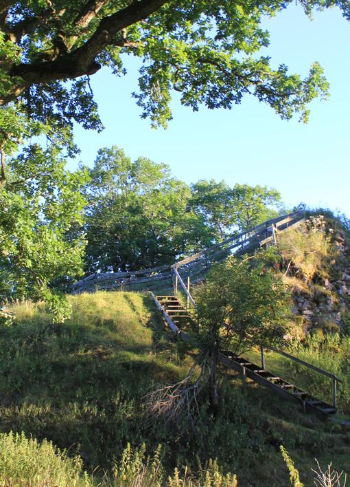 00 6/5 22/7 29/7 Svaneholms borgruin Som en rest av medeltiden ligger Svaneholms borgruin (Garpe slott) på en udde i Kilarpesjön utanför Västra Harg.
