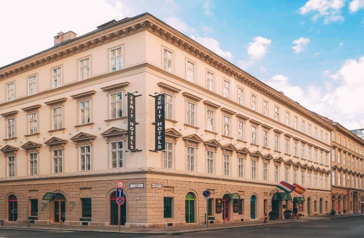 och populära shoppingstråket i Budapest.