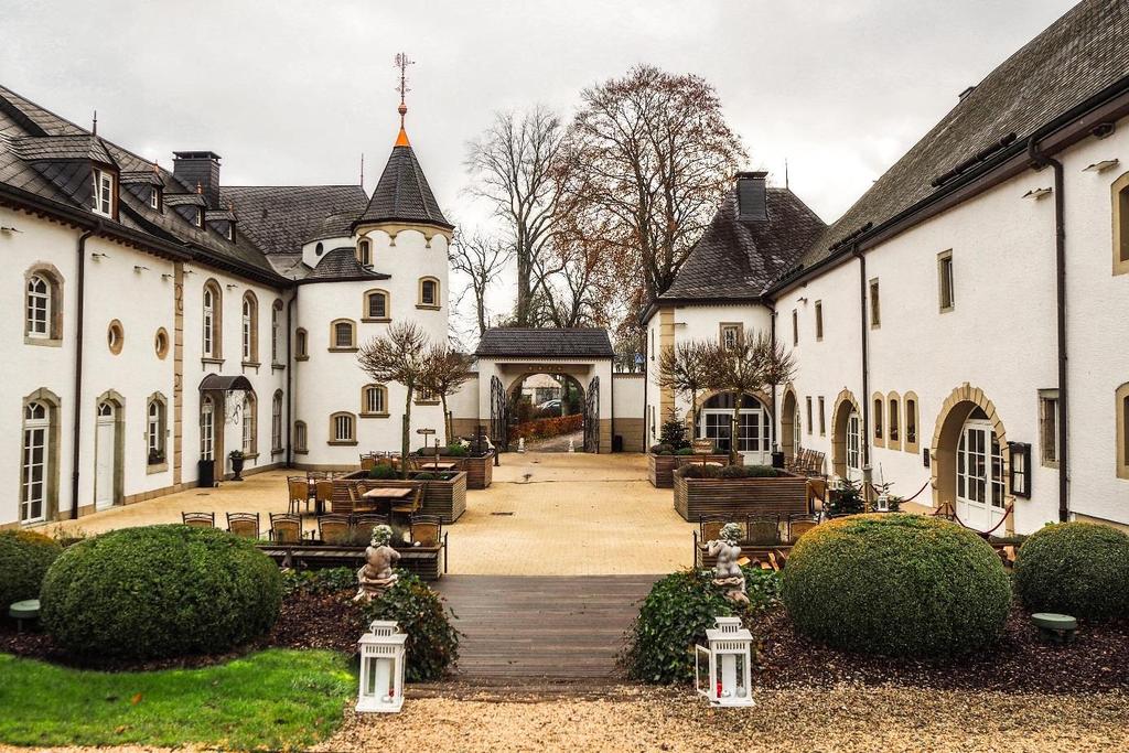 Efter detta åker vi till vårt boende, på slottet Château de Urspelt. Det pampiga Château de Urspelt ligger mitt i de luxemburgska Ardennerbergen, inte långt från Bastogne. Där äter vi middag.