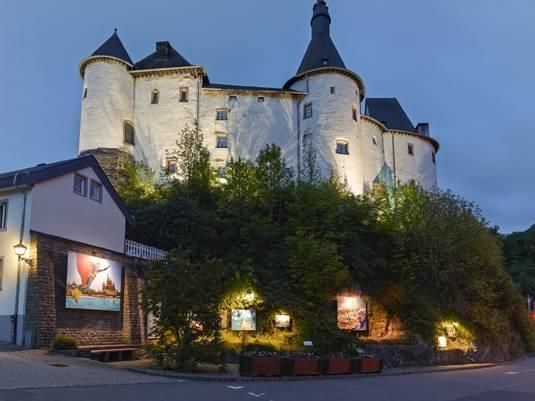 Slottet i Clervaux. Lördag 25 augusti Tema: Ardenneroffensiven i Luxemburg. Kl 09.00 Buss till Diekirch, en mycket pittoresk stad bland Ardennerbergen i Luxemburg. Kl 10.