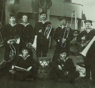 Musiker: G A Bengtsson, CH Jonasson, C A Olsson, F Gadd, V Asp, H Gummesson Sextett pansarskeppet Sverige omkring 1920 1929) chef.