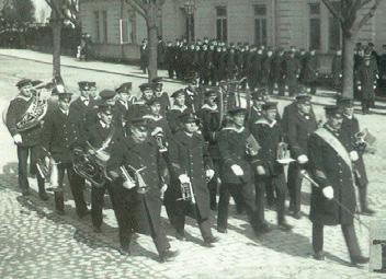 Heimdahl antogs redan som 12-åring 1860 vid Marinregementets musikkår och deltog i den traditionella förstamajreveljen första gången 1861.