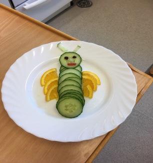 korvbuffé, ärter och Luciadagen Lussegröt (risgrynsgröt), Alt: Soppa med skinksmörgås, pepparkaka och frukt Under dagen Lussefika med festis, lussekatt och