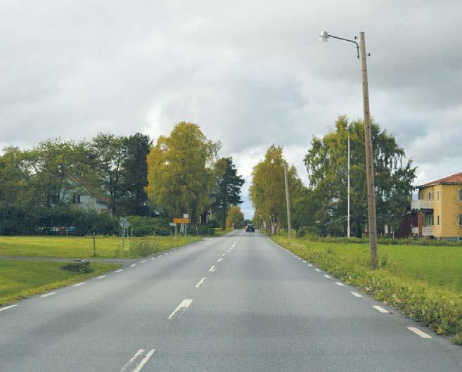 Äldre belysningsanläggning längs statlig väg.