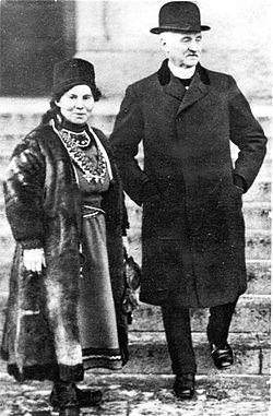 Karin Stenberg Karin Stenberg och, troligen riksdagsledamoten Carl Lindhagen fotograferade 1919.