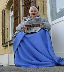 doni al ni la titolon kaj la nomon de la verkisto kaj mallongan rezumon de la enhavo!