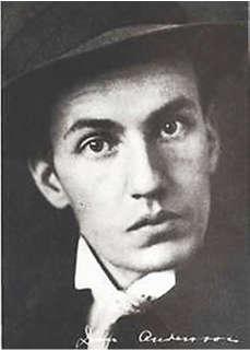 Dum sia juneco li estis sendita al Usono por fariĝi farmisto, sed la promesita teritorieto de liaj parencoj "malaperis" kaj la patro de Dan igis lin hejmeniri. Bonege por la literaturo!