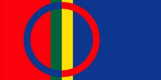 Samer firar i år 100-årsminnet av det första samiska landsmötet i Sverige Från Vikipedia: Det samiska folket bor i fyra länder och har ingen egen nationalstat, men den samiska flaggan har vajat i