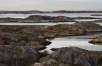 Njut av stillheten bland sälar och sjöfåglar. Genomfartstrafik med motorbåtar är ej tillåten. Här finns en fin liten naturhamn.