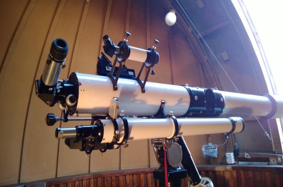 8 RAPPORT FRÅN KLUBBOBSERVATORIET SEP-13 Den nya fokuseraren till refraktorn på Lahallsobservatoriet har nu monterats och med den erhålls möjligheten att använda en binoviewer.