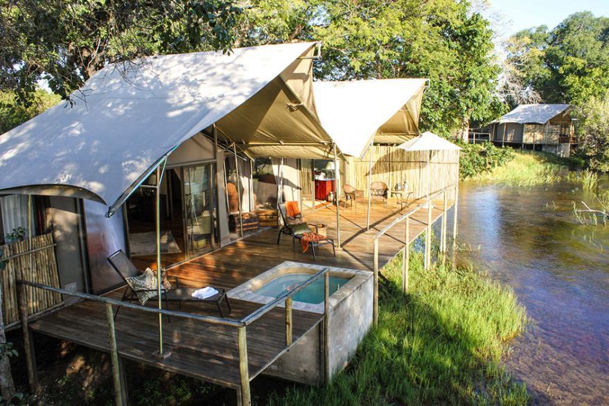 (Bild lånad från hotellet) Under sen eftermiddagen ger vi oss ut på en båttur på Zambezi floden och ser solen går ner.