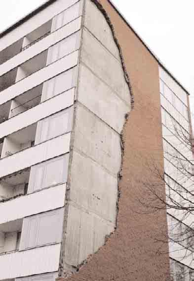 En sak är säker, och det är att om några ton tegel ramlar ner från ett åttavåningshus då räcker det inte att bära hjälm, säger Tomas Gustavsson.