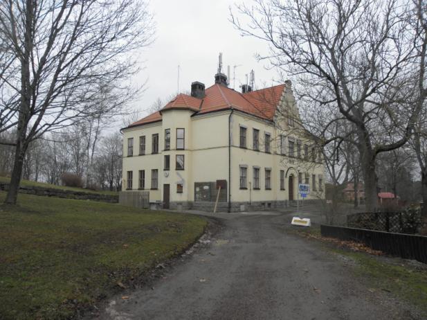 Skolan från sydväst från planen bakom stadskyrkan. Skolan långt bort i fonden på Stora Bergsgatan. Värderingar Skolbyggnaden är bevarandevärd ur kulturhistoriska och miljömässiga skäl i stadsbilden.