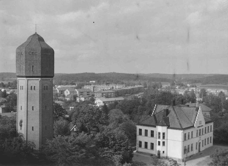 Bilden när tornet började byggas i början på 1900-talet. Vattentornet är byggt med arkitektonisko omsorg om detaljer i murverk med figurativ murning och inslag av granitsten.