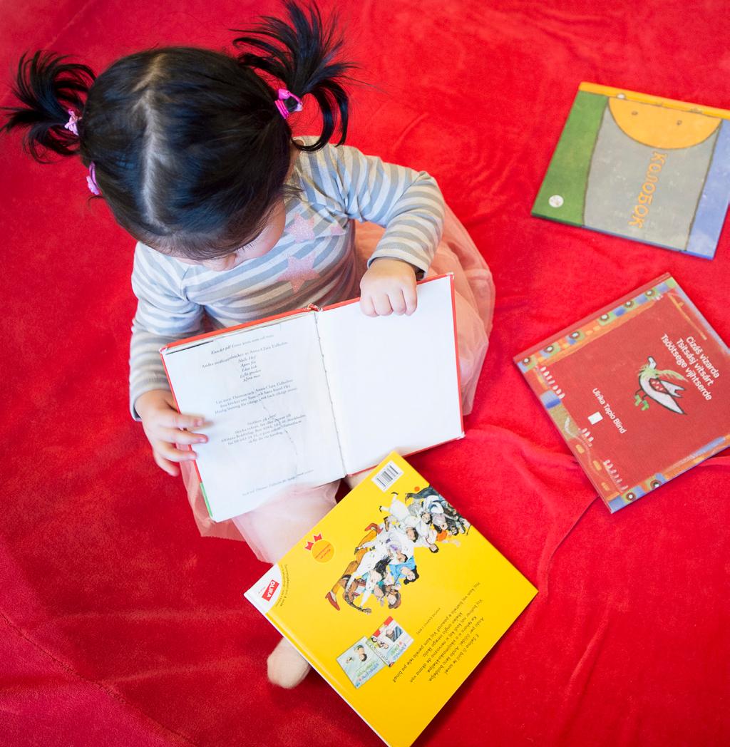 BARNENS FÖRSTA SPRÅK Med Barnens första språk vill vi inspirera till läsning tidigt i livet, men fokus är inte själva gåvoboken.