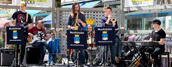 Lördag 19 maj 12.00 Musik i Gågatekrysset, The Groovin Dolphins spelar Musikveckan 2018 Den kyliga våren gör att man har svårt att förstå att sommaren snart är här.