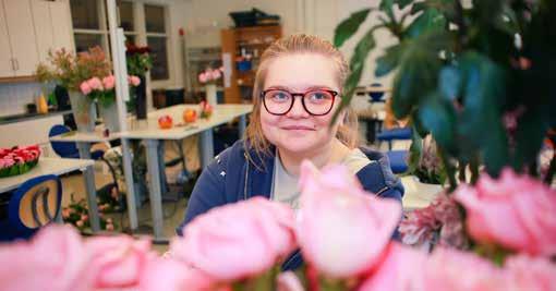 HANTVERKS- PROGRAMMET FINSNICKERI FLORIST BLOMSTERDESIGNER För dig som har formkänsla och tycker om att arbeta kreativt och skapande vill arbeta med uppgifter som ställer krav på hantverksskicklighet