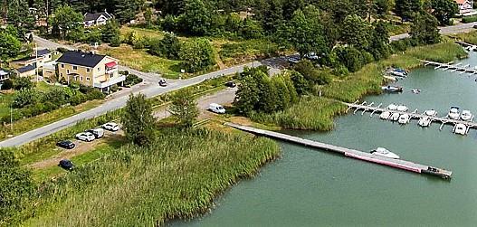 Den gamla matsalen ligger i ett separat hus på gården och där finns bra möjligheter till matlagning och en stor sal att äta i. Fastigheten värms upp av solpaneler på taket och en modern pelletspanna.