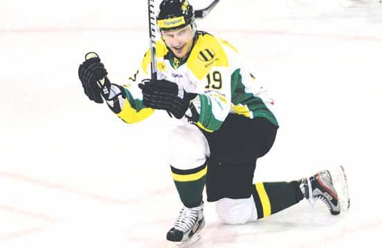 www.sport.sk HOKEJ 15 NÁVRATY K 16. KOLU HOKEJOVEJ TIPSPORT EXTRALIGY Popradskému odchovancovi Romanovi Tomasovi hokej momentálne veľmi chutí.