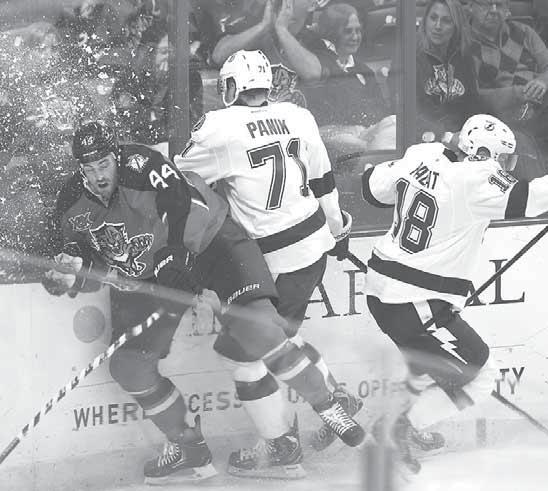 28 HOKEJ utorok 29. 10. 2013 KANADSKO-AMERICKÁ NHL: Piata asistencia Richarda Pánika NEW YORK (mn, tasr, sita) Traja slovenskí hokejisti sa predstavili v nočných zápasoch z nedele na pondelok.