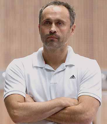 www.sport.sk HÁDZANÁ 37 Tréner Sloveniek DUŠAN POLOZ je spokojný s obranou, na ostatné treba čas Krušné chvíle prežíval tréner hádzanárok Slovenska Dušan Poloz v nedeľnom zápase 2.